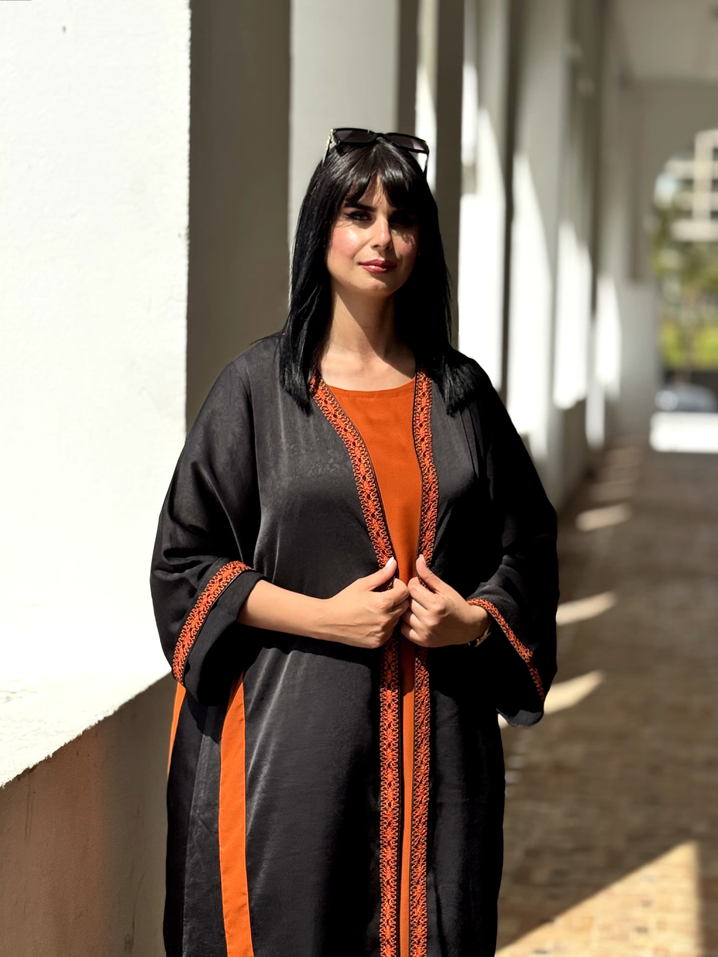 Abaya Élégante avec Broderies Artisanales