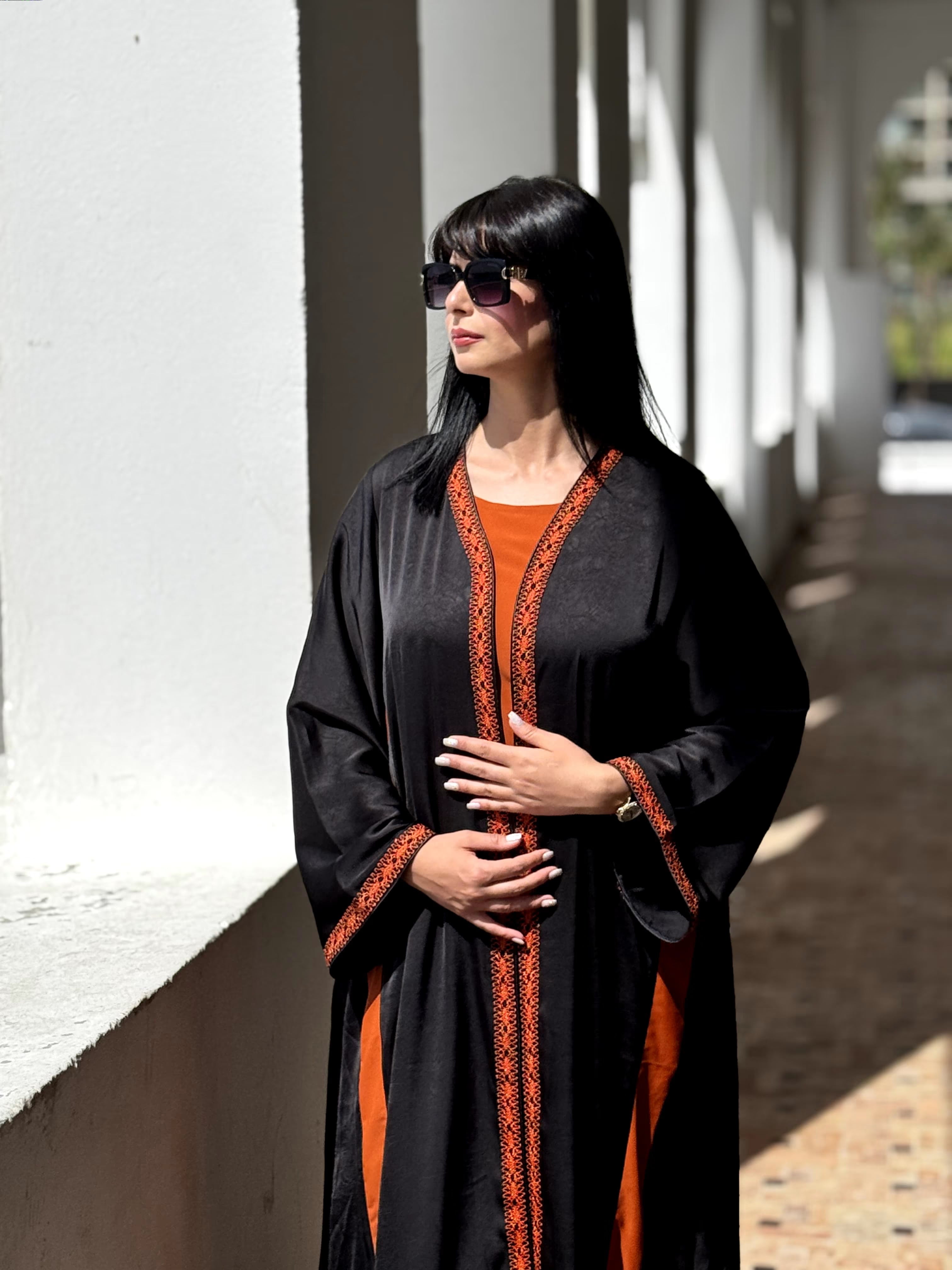 Abaya Élégante avec Broderies Artisanales